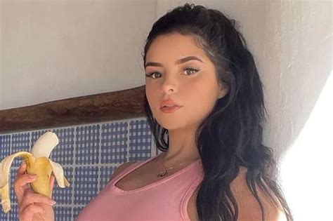 Demi Rose strips topless and exposes curvaceous bottom in jaw。